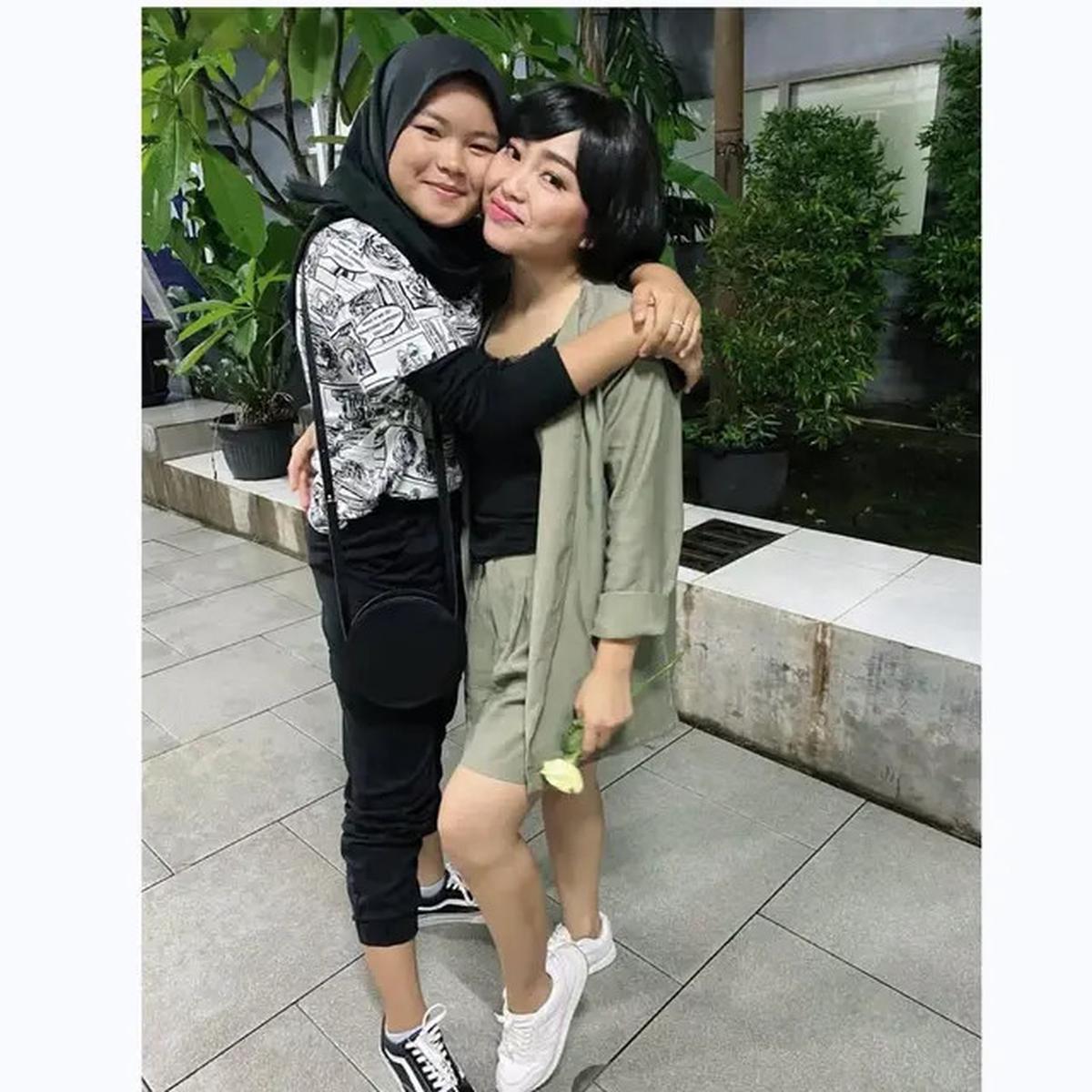 9 Potret Kenangan Mpok Alpa dan Sherly Anak Sulungnya, dari Momen Penuh Keceriaan hingga Perpisahan