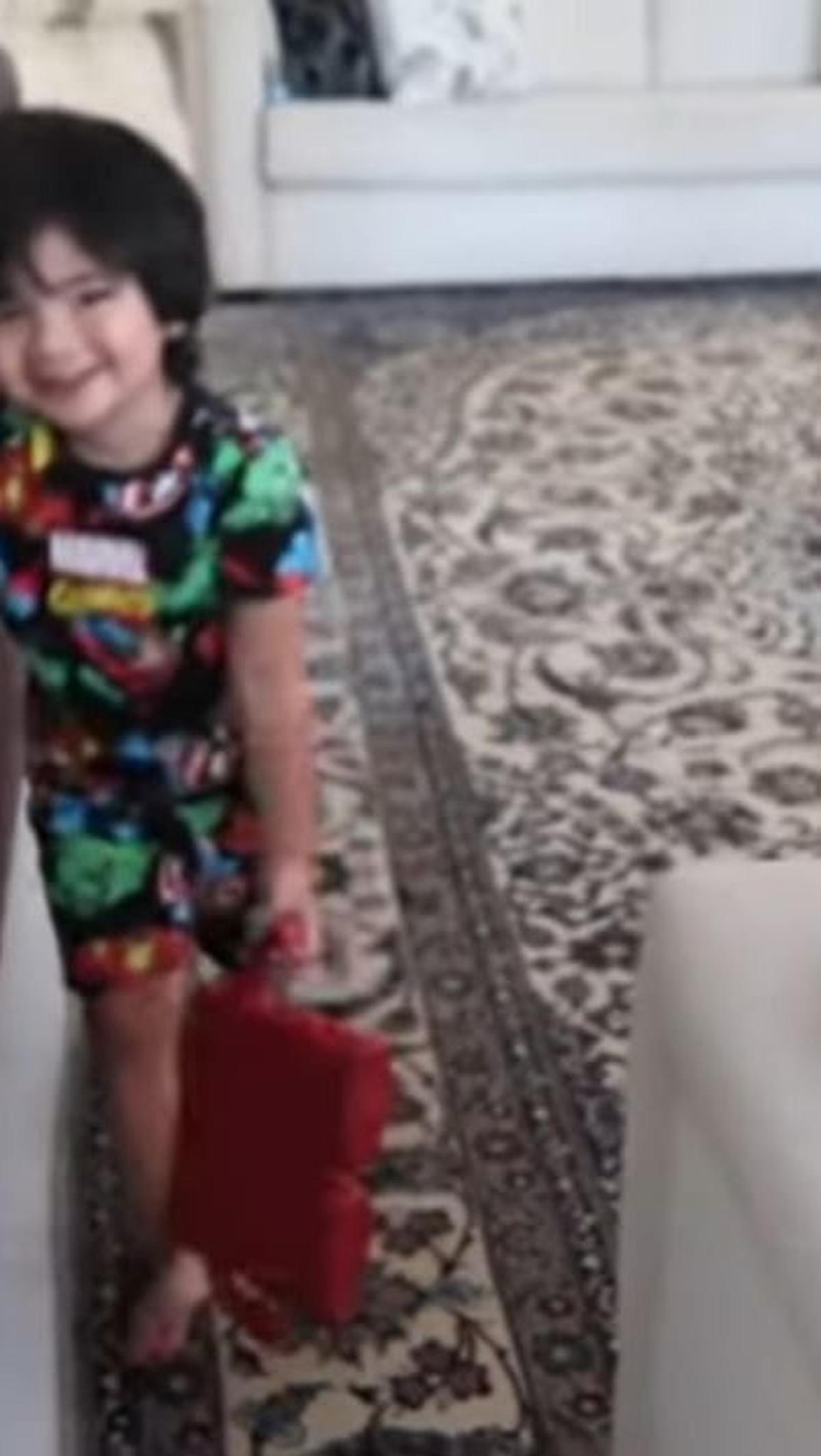 Ruang tamunya juga dilengkapi dengan karpet bulu dan sofa yang tertata rapi dan terlihat megah. 

(foto :youtube.com/athisha khan)