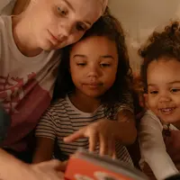 Pola mengasuh anak yang beragam (Foto: Pexels.com)