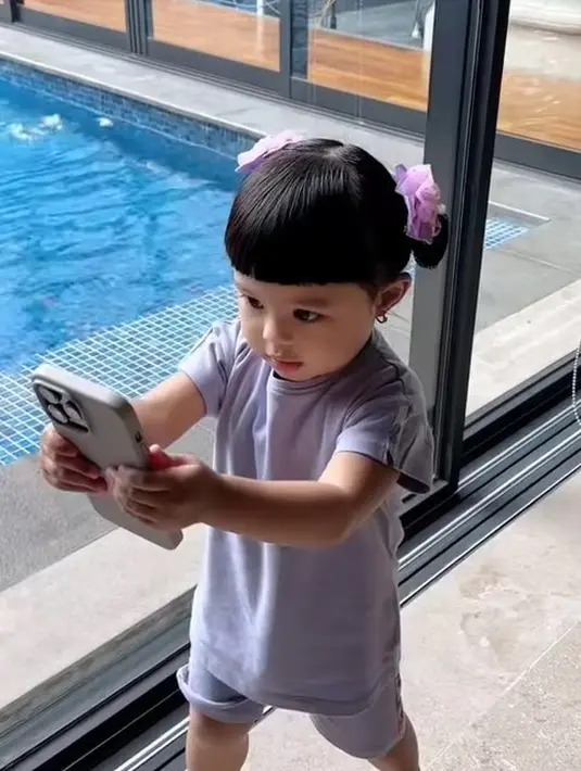 Ameena mengarahkan gaya. [Foto: Instagram/ananghijau]