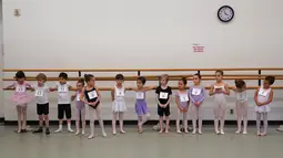 Anak-anak berbaris menunggu giliran audisi sekolah balet terkenal di dunia, School of American Ballet (SAB), di New York, Senin (1/4). Sekolah balet ini memilih sekitar 100 anak perempuan dan laki-laki berusia 6 tahun untuk mengikuti pelatihan pada musim gugur nanti. (TIMOTHY A. CLARY/AFP)
