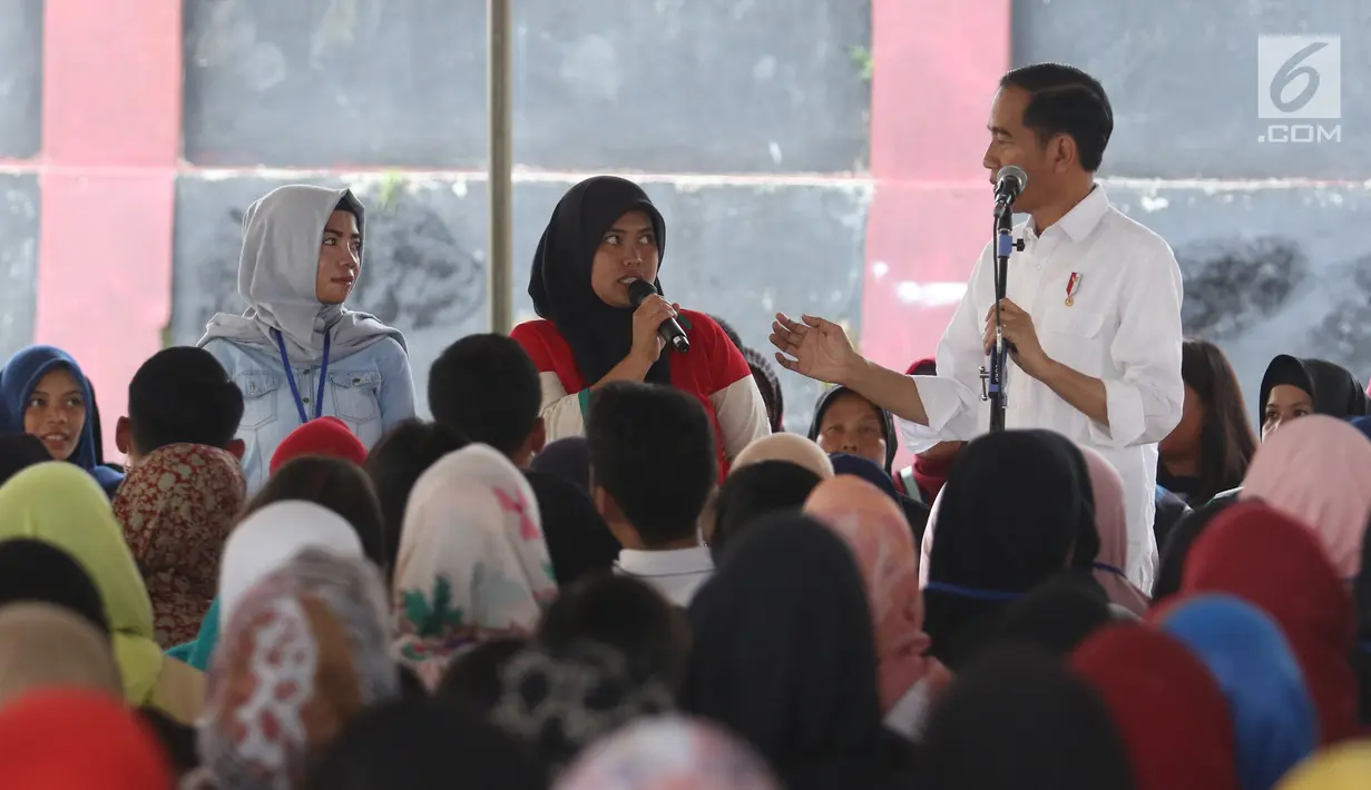 Presiden Joko Widodo berbincang dengan warga saat menemui ibu-ibu penerima program Membina Keluarga Sejahtera (Mekaar) di Garut, Jawa Barat, Jumat (18/1). Jokowi mencontohkan bisnis mebel yang dulu dibangunnya dari nol. (Liputan6.com/Angga Yuniar)