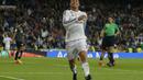Cristiano Ronaldo melompat kegirangan usai mencetak gol penutup Madrid ke gawang Malaga. (AP Photo/Andres Kudacki)