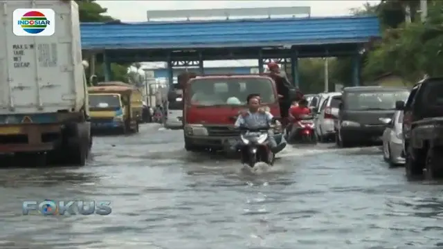 Sejumlah pekerja dan warga pun terpaksa beraktifitas di tengah- genangan.