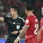 Gelandang Timnas Indonesia, Joey Pelupessy dan Dean James dalam duel versus Malaysia pada Grup B FIFA ASEAN Cup 2026 di Stadion Utama Gelora Bung Karno, Jakarta, Senin (28/9/2026). (Bola.com/Budy Santoso)