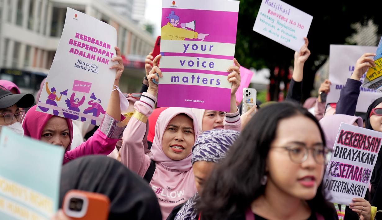 Ratusan orang turun ke jalan pada hari Jumat di Jakarta untuk memperingati Hari Perempuan Internasional. (AP Photo/Dita Alangkara)