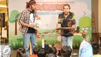 Pendongeng Australia dan Indonesia Larry Brandy (kanan), Kak Resha menghibur anak-anak dalam acara Pekan Budaya Penduduk Asli Australia di Jakarta, (16/7). Acara bertema 'Songlines: The Living Narrative of Our Nation'. (Liputan6.com/Immanuel Antonius)