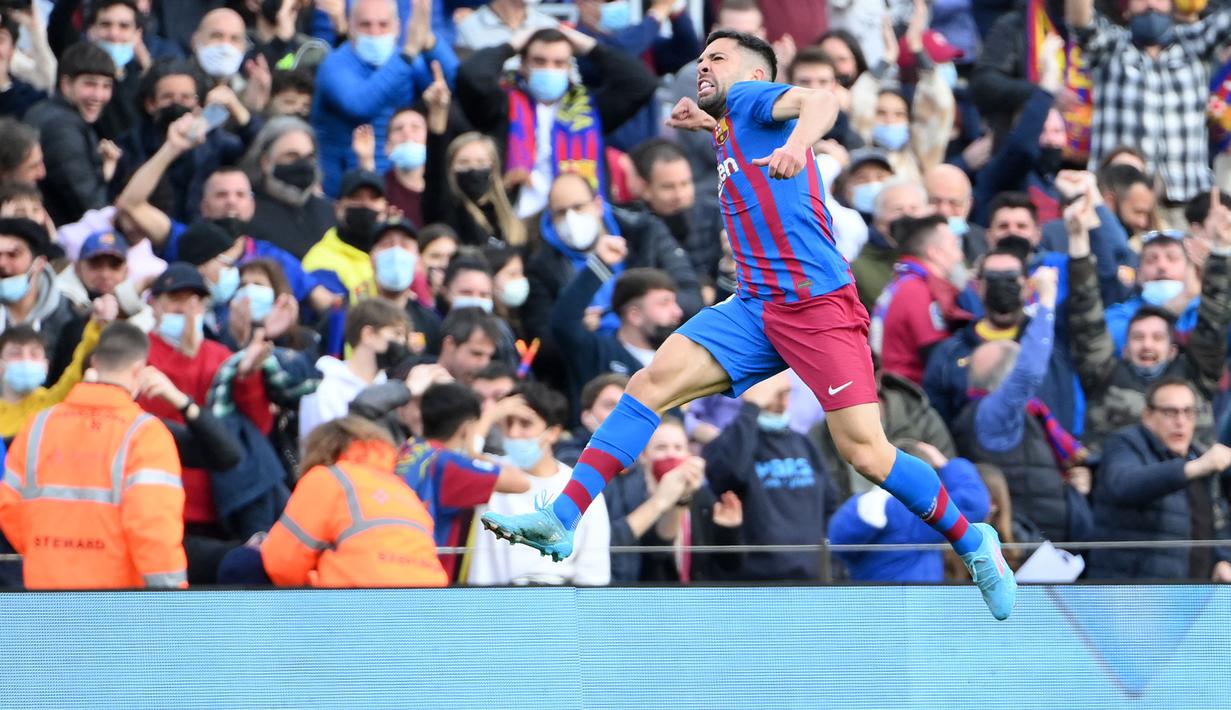Namun, Blaugrana mampu menyamakan kedudukan dua menit berselang lewat spektakuler Jordi Alba dan bahkan mampu mecentak tiga gol tambahan sebelum menit ke-50. (AFP/Josep Lago)