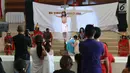 Jemaat mengambil gambar penyaliban Yesus dalam teatrikal prosesi jalan salib di Gereja Santa Maria Regina Bintaro, Tangerang Selatan, Banten, Jumat (30/3). Prosesi ini bagian dari perayaan Paskah yang dirayakan umat Kristian. (Liputan6.com/Angga Yuniar)