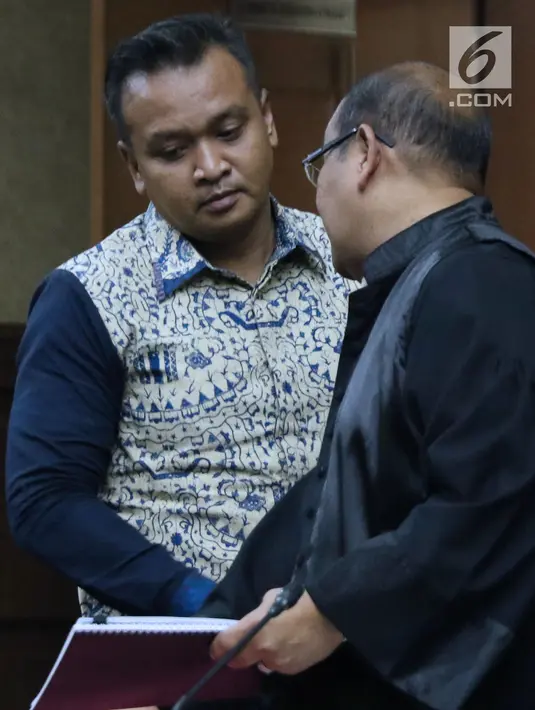 Terdakwa dugaan korupsi pengadaan e-KTP, Irvanto Hendra Pambudi bersama penasehat hukumnya saat jeda sidang lanjutan di Pengadilan Tipikor, Jakarta, Rabu (21/11). Sidang mendengar nota pembelaan para terdakwa. (Liputan6.com/Helmi Fithriansyah)