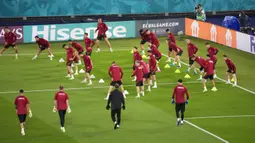 Para pemain Turki mengikuti sesi latihan jelang melawan Italia pada pertandingan sepak bola grup A Euro 2020 di Olympic Stadium, Roma, Italia, Kamis (10/6/2021). Turki akan melawan Italia pada 11 Juni 2021 waktu setempat. (AP Photo/Andrew Medichini, Pool)