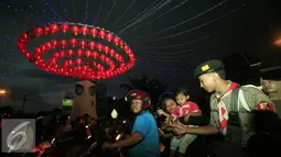 Seorang Pramuka membagikan kue keranjang pada pengguna jalan yang melintas di Pasar Gede, Solo (8/2). Pembagian kue keranjang imlek bertujuan mengkampanyekan anti narkoba dengan slogan, Kue Keranjang Lebih Manis Dari Narkoba. (Liputan6.com/Boy Harjanto)
