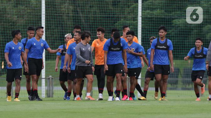 Pemain Timnas Indonesia U-22 usai mengikuti latihan perdana di Lapangan D, Kompleks Gelora Bung Karno, Senayan, Jakarta, Rabu (10/2/2021). Latihan perdana Timnas U-22 diikuti 31 pemain yang dipersiapkan untuk ajang SEA Games 2021 di Vietnam. (Liputan6.com/Helmi Fithriansyah)