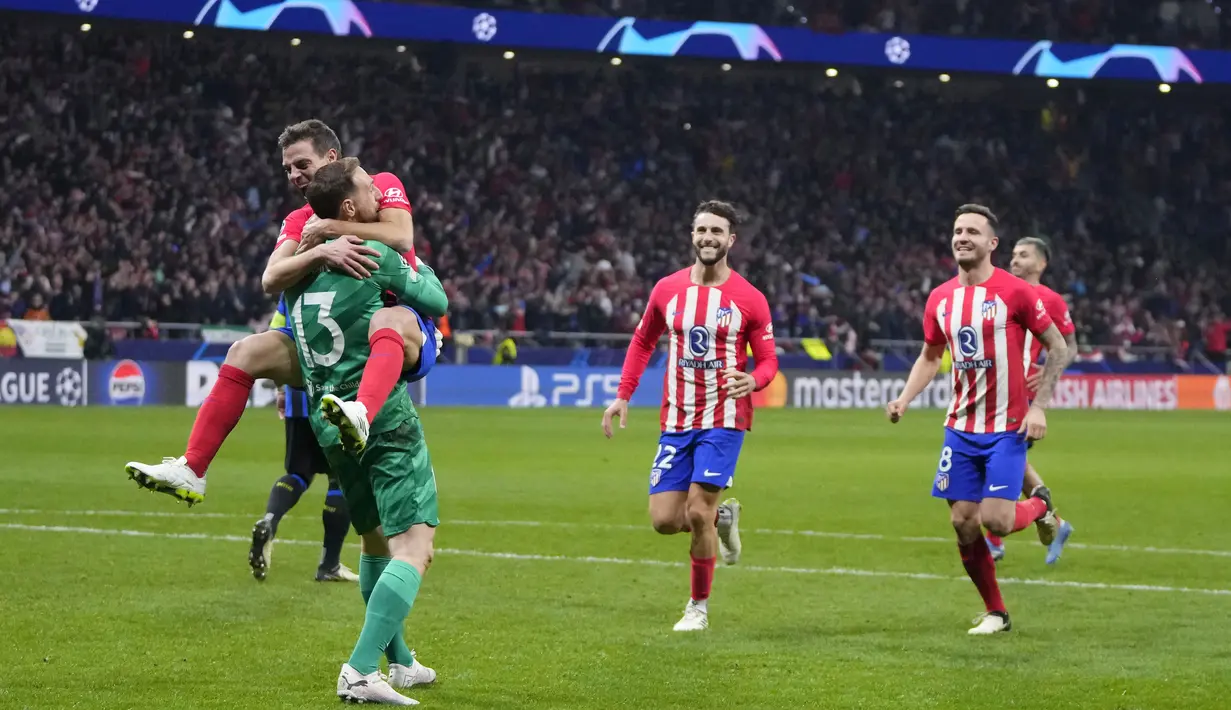 Para pemain Atletico Madrid merayakan kemenangan atas Inter Milan dalam laga leg kedua babak 16 besar Liga Champions di Estadio Metropolitano, Kamis (14/3/2024). (AP Photo/Manu Fernandez)