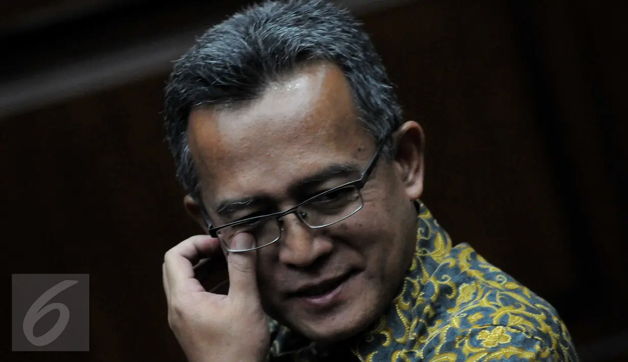 Terdakwa Ketua PTUN Medan, Tripeni Irianto Putro divonis Hakim dengan hukuman 2 tahun penjara dan denda Rp200 juta subsider 2 bulan kurungan, Jakarta, Kamis (17/12/2015). Tripeni terbukti menerima suap dari OC Kaligis. (Liputan6.com/Helmi Afandi)