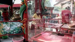Warga keturunan Tionghoa melakukan ritual bersih-bersih di Vihara Amurva Bhumi, Jakarta, Sabtu (14/1/2022). Tradisi ini rutin dilakukan jelang perayaan Tahun Baru Imlek. (Liputan6.com/Johan Tallo)