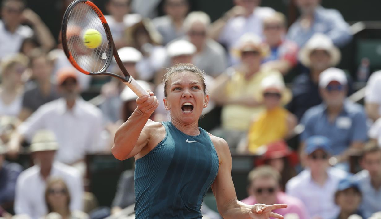 Ekspresi Simona Halep mengembalikan bola saat melawan petenis Amerika, Sloane Stephens pada final Prancis Terbuka 2018 di Roland Garros stadium, Paris, Prancis, (9/6/2018). Simona menang 3-6, 6-4, 6-1. (AP/Alessandra Tarantino)