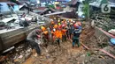 Tim SAR melakukan pencarian warga yang tertimbun longsor di Kampung Kebon Jahe, Kelurahan Kebon Kelapa, Kecamatan Bogor Tengah, Jawa Barat, Kamis (13/10/2022). Hingga jelang malam hari, Tim SAR mengalami kesulitan menemukan tiga warga yang hilang akibat lokasi longsor berada pada gang kecil sehingga pencarian dilakukan secara manual  ditambah kondisi cuaca hujan. (merdeka.com/Arie Basuki)