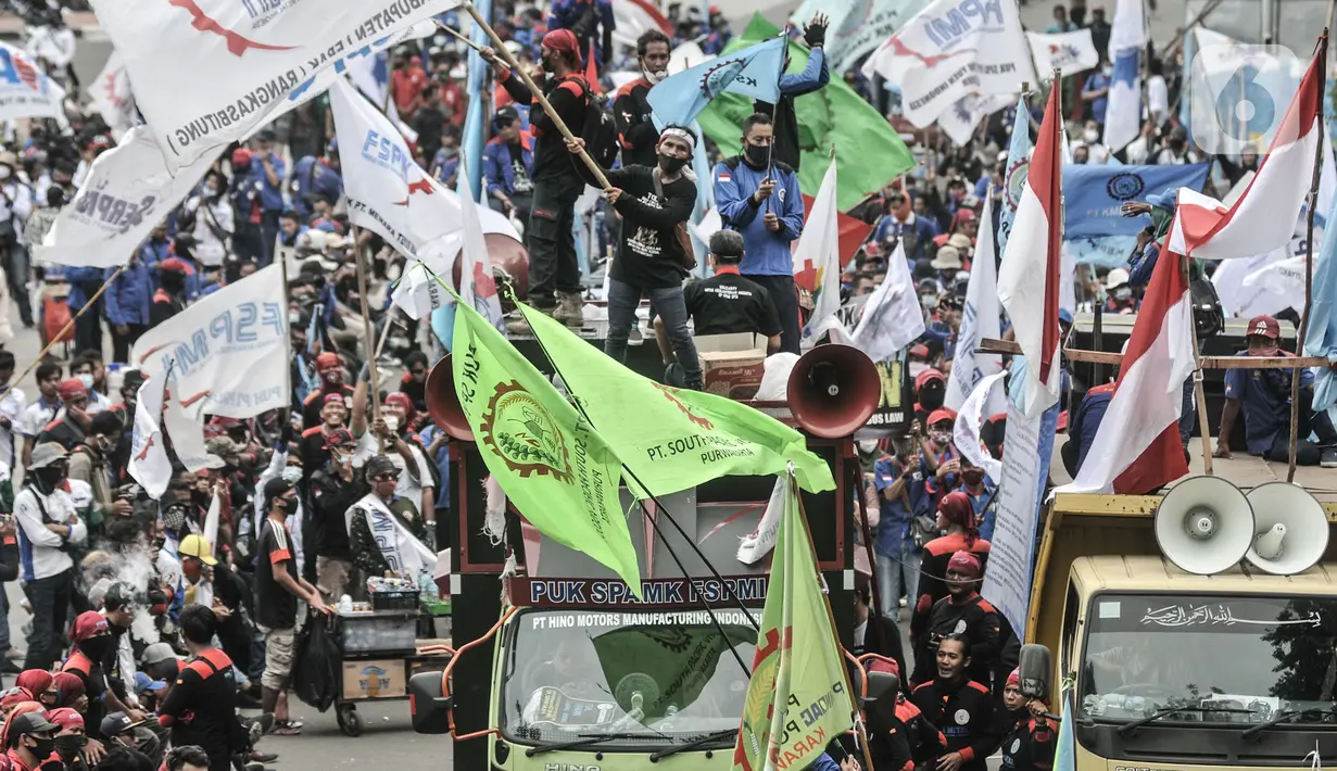 Massa buruh menggelar aksi menolak UU Cipta Kerja di kawasan Patung Kuda, Jakarta, Senin (2/11/2020). Massa buruh dari berbagai serikat pekerja tersebut menggelar demo terkait penolakan pengesahan omnibus law Undang-Undang Cipta Kerja dan upah minimum 2021. (merdeka.com/Iqbal S Nugroho)