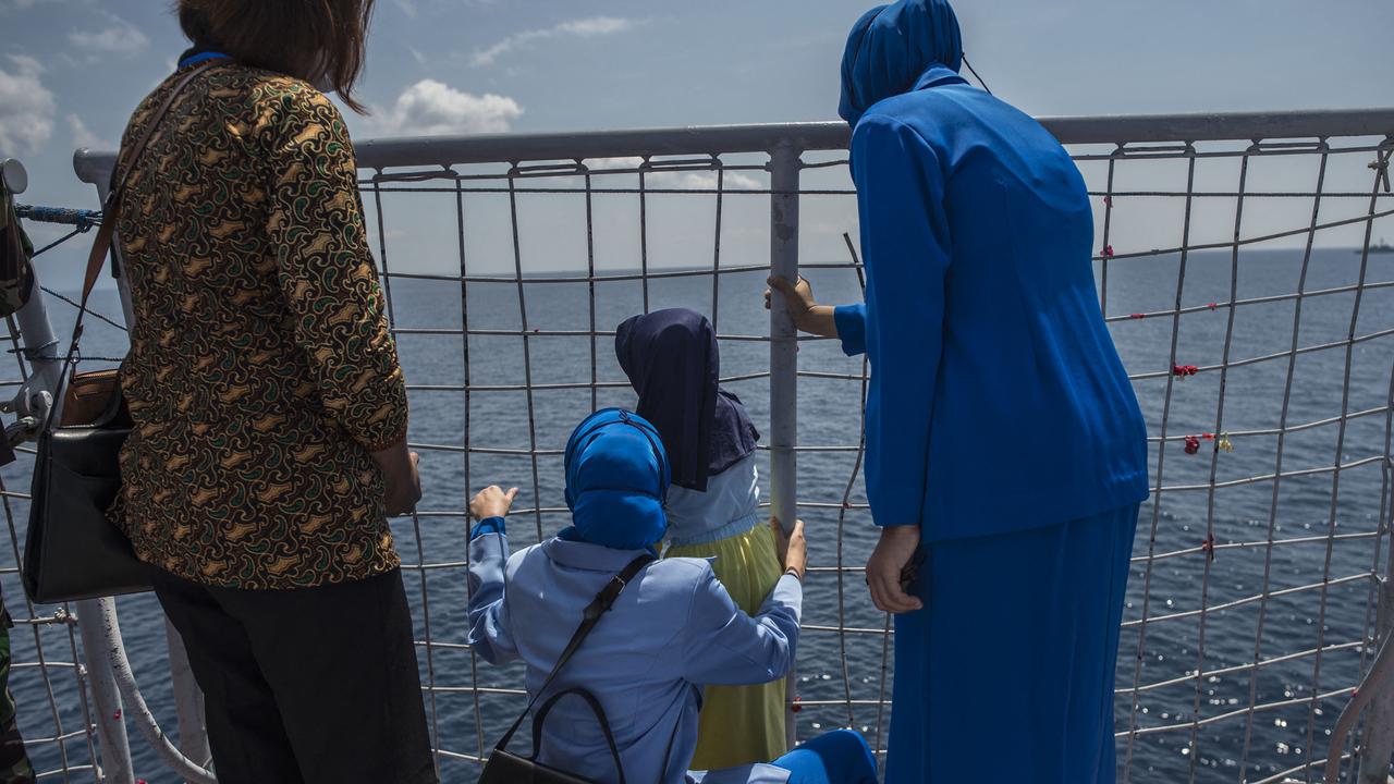 Momen Haru Acara Tabur Bunga Bagi Awak KRI Nanggala-402