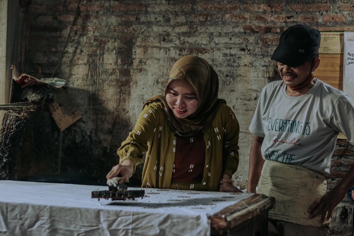 Berdayakan Difabel, Brand Batik Tradisional Asal Bandung Dama Kara Sukses Jualan di Shopee Live!