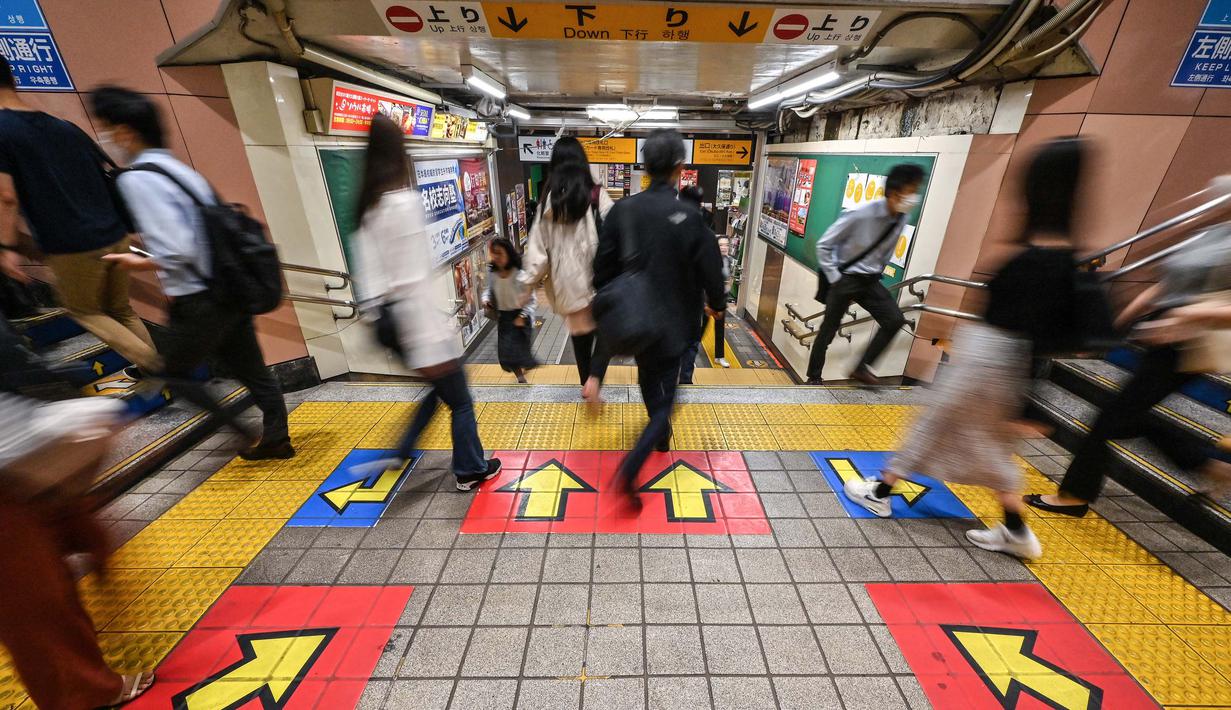 Yamanote Line merupakan jalur kereta tertua di Tokyo. Foto yang diambil pada tanggal 4 Juni 2024 ini menunjukkan orang-orang yang melewati stasiun Shin-Okubo, salah satu dari 30 stasiun di sepanjang Jalur JR Yamanote di Tokyo. (Richard A. Brooks/AFP)