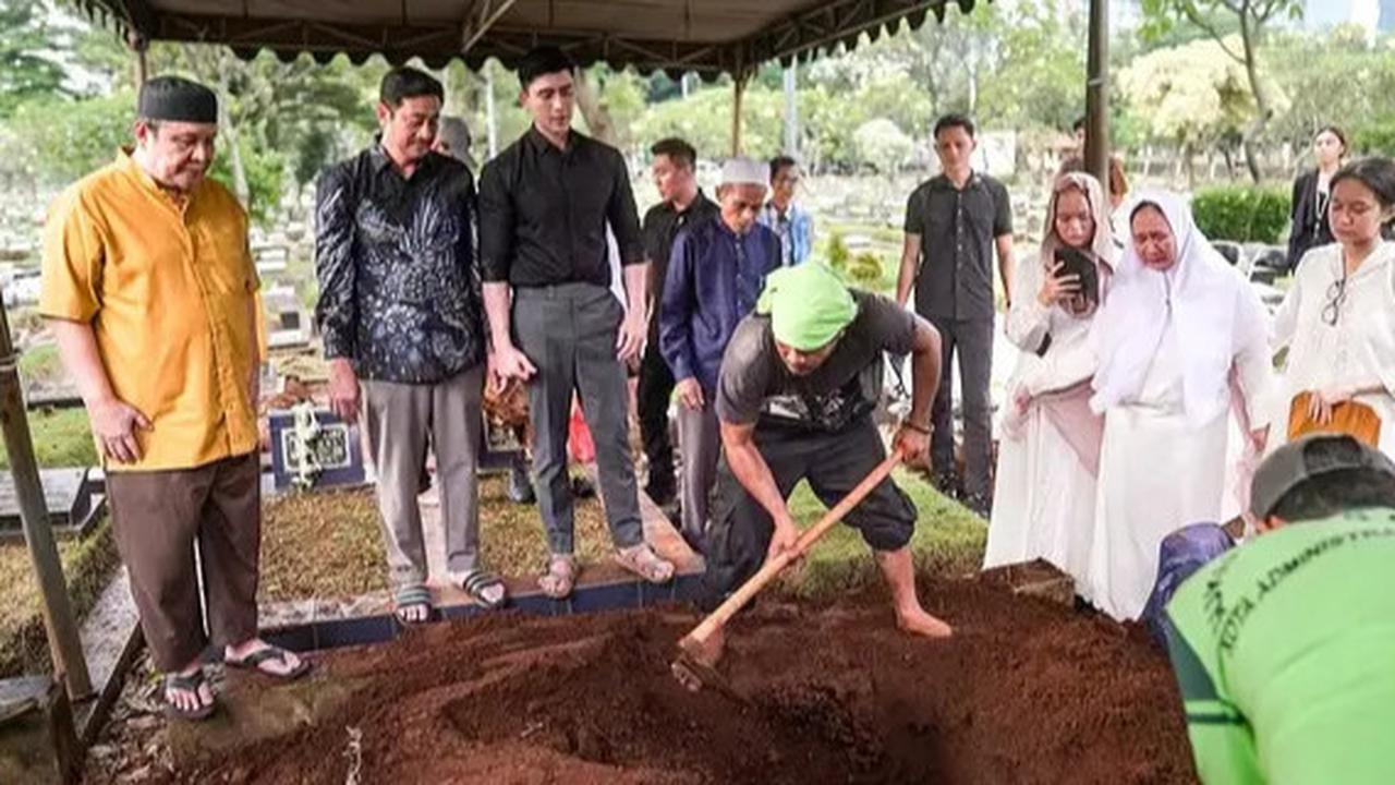 6 Potret Verrell Bramasta Bawa Keranda Mendiang Nenek ke Peristirahatan Terakhir, Tampak Tegar Menahan Air Mata Kesedihan
