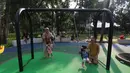 Suasana yang asri menjadikan taman ini sebagai pilihan bagi warga untuk melepas penat sekaligus menjaga kebugaran. Tampak dalam foto, warga menikmati suasana serta fasilitas di Taman Bendera Pusaka, Kebayoran Baru, Jakarta, Rabu (1/4/2026). (merdeka.com/Arie Basuki)