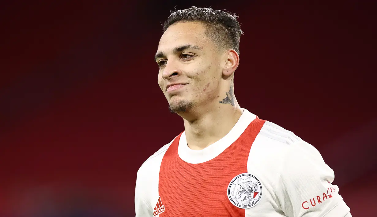Antony - Penampilan pemain muda ini terbilang sangat impresif dengan membukukan 6 gol dan 4 assist dari 15 laga yang sudah ia mainkan untuk Ajax Amsterdam. Berkat performa apiknya Antony dijuluki sebagai The Next Neymar. (AFP/Kenzo Tribouillard)