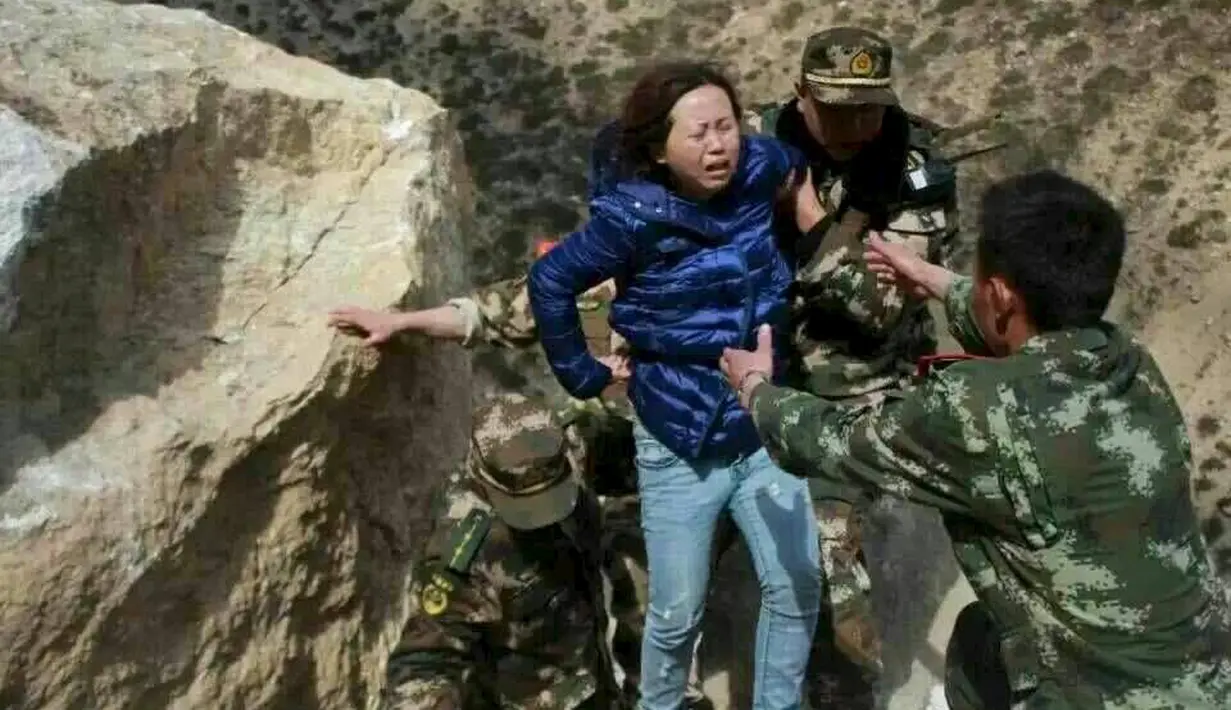 Petugas berusaha menyelamatkan seorang warga dari runtuhan , Nepal, Sabtu (25/4/2015). Dikabarkan sekitar 500 orang lebih tewas dalam peristiwa tersebut (Reuters/Navesh Chitrakar)