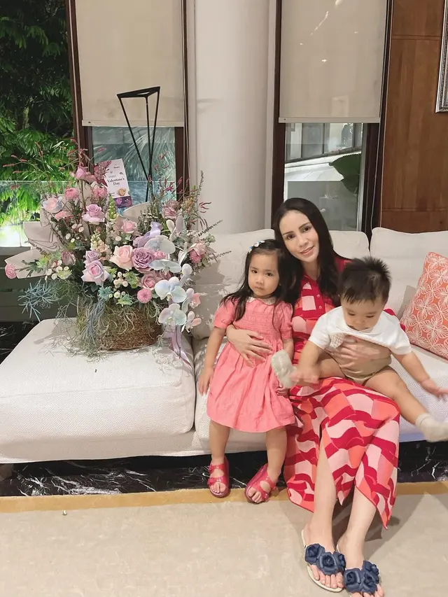 6 Potret Momo Geisha Momong Dua Anak, Gayanya Bak ABG