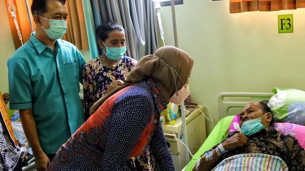 Salah seorang pasien rawat inap di RSUD Kudus beberapa waktu lalu yang dijenguk oleh dr Abdul Hakam. (Liputan6.com/Arief Pramono)