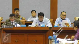 Menkumham Yasonna Laoly (kiri) ketika mengikuti rapat dengan Badan Legislasi (Baleg) DPR di Kompleks Parlemen, Senayan, Jakarta, Selasa (16/06/2015). Dalam rapat tersebut membahas RUU tambahan di Prolegnas 2014-2019. (Liputan6.com/Andrian M Tunay)