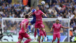 Pemain Leicester City, Jamie Vardy (tengah kiri) berebut bola dengan pemain Ipswich Town, Dara O'Shea dalam laga lanjutan Liga Inggris 2024/2025 di King Power Stadium, Leicester, Inggris, Minggu (18/05/2025). (AP Photo/PA/Nigel French)