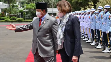 Menteri Pertahanan Prabowo Subiakto (kiri) menerima kunjungan Menteri Angkatan Bersenjata Prancis Florence Parly di Kementerian Pertahanan di Jakarta, Kamis (10/2/2022). Prabowo dan Parly melakukan pertemuan bilateral. (AFP/Adek Berry)