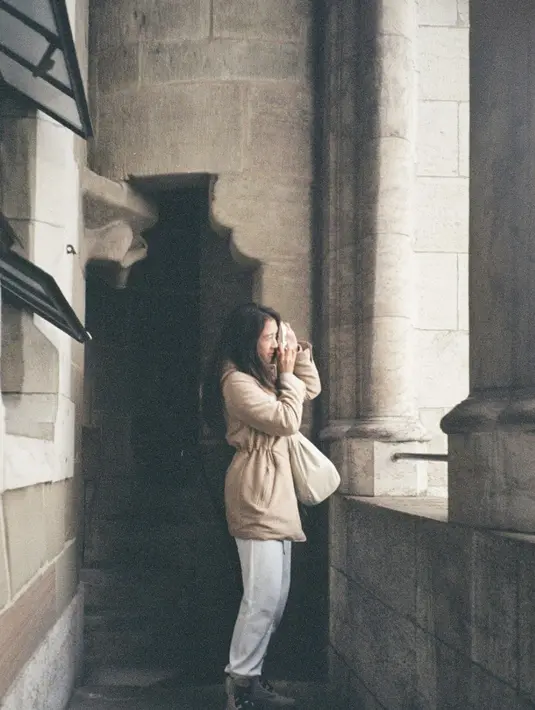 Parka dan boots menjadi dua fashion item yang mendominasi. Ia hadirkan gaya petualang yang menjanjikan. [Foto: Instagram/ Sherina]