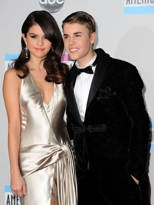 Justin Bieber pun rela melukis lengan kirinya dengan tato penuh makna dan ketulusan cintanya untuk Selena. (AFP/Bintang.com)