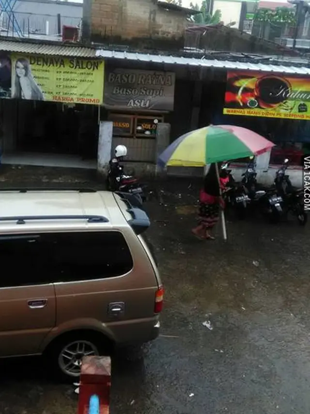6 Momen Pakai Payung saat Hujan Ini Bikin Senyum Tipis