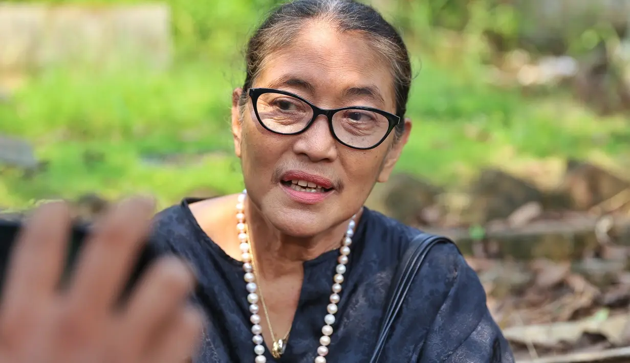 Selama empat dekade kenal dengan almarhum, Jajang juga setia mendampingi jenazah hingga dimakamkan di TPU Pondok Labu, Jakarta Selatan. (Nurwahyunan/Bintang.com)