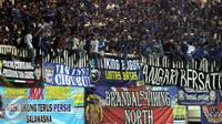 Pendukung Persib memadati tribun penonton Stadion Pakansari, Bogor, Sabtu (13/8/2016). (Liputan6.com/Helmi Fithriansyah)