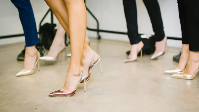11 Jenis Sepatu Cocok Dipadukan dengan Sweater Dress