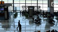 Penumpang tengah berjalan di Terminal 3 Bandara Soetta, Tangerang,  Banten, Selasa (23/11/2021). Sosialisi bertujuan agar masyarakat dapat mulai mempersiapkan diri mengisi perayaan Nataru secara tertib, sehingga tidak menimbulkan klaster Covid-19 yang baru.  (Liputan6.com/Angga Yuniar)