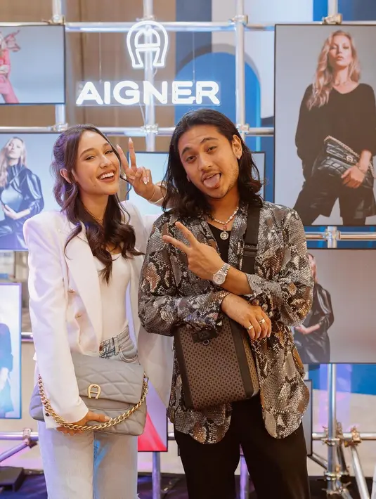 Menghadiri koleksi anyar Aigner, Yasmine Napper tampil smart casual dengan blazer putih dan ribbed jeans. Dan Giorgino Abraham dengan kemeja animal pattern. [IG @yasminnapper]