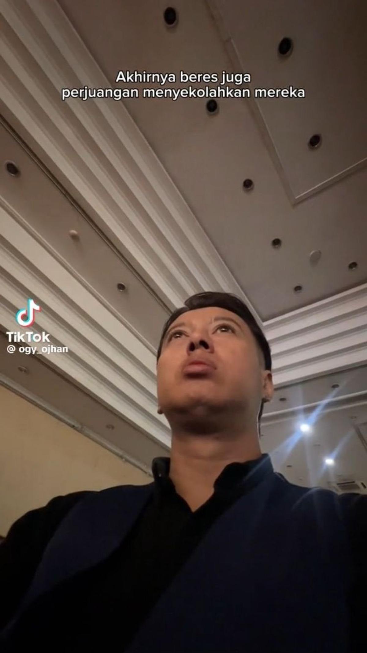 "Akhirnya beres juga perjuangan menyekolahkan mereka semenjak ditinggal Alm bapak stroke dan Almh mamah," tulisnya di awal video dengan mata yang berkaca-kaca.