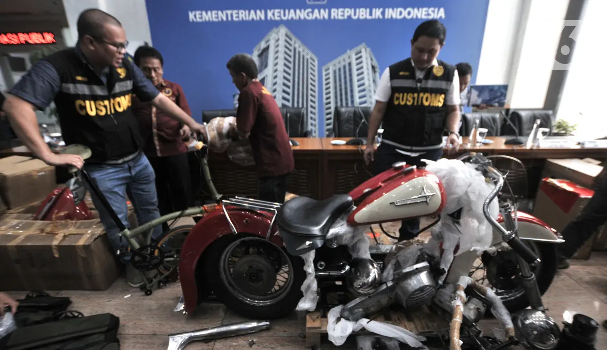 Petugas Bea Cukai menyiapkan barang bukti pada konferensi pers terkait penyelundupan motor Harlery Davidson dan sepeda Brompton menggunakan pesawat baru milik Garuda Indonesia di Kementerian Keuangan, Jakarta, Kamis (5/12/2019). (merdeka.com/Iqbal S Nugroho)