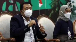Ketua Komisi V DPR Lazarus (kiri) dan Staf Khusus Menteri Perhubungan Kementerian Perhubungan Adita Irawati jadi pembicara dalam Diskusi Dialektika Demokrasi di Media Center, Gedung Nusantara III, Jakarta, Kamis (7/4/2022). Diskusi bertema Balada Booster dan Mudik Lebaran.(Liputan6.com/Angga Yuniar)
