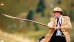 Seorang pria bermain permainan tradisional 'Gilihuesine' di resor pegunungan Bettmeralp, Swiss (16/9). Gilihuesine merupakan permainan campuran golf modern dan bisbol dan dimainkan sekali selama setahun di Bettmeralp. (Valentin Flauraud/Keystone via AP)