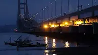 Suasana di jembatan Suramadu pada malam hari. Jembatan Suramadu tampak indah menyusul menyalanya lampu penerangan jalan umum (PJU) di sepanjang jembatan, pada malam tahun baru 2010. (Antara)