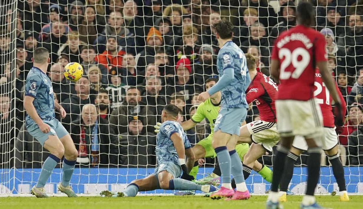Pemain Manchester United, Rasmus Hojlund, mencetak gol ke gawang Aston Villa pada pekan ke-19 Premier League 2023/2024 di Stadion Old Trafford, Rabu (27/12/2023). Hojlund akhirnya pecah telur di Liga Inggris setelah melewati 1.027 menit. (AP Photo/Dave Thompson)