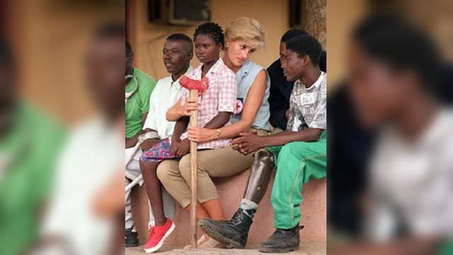 Momen Putri Diana bersama sejumlah anak yang kakinya diamputasi di Angola (AFP)